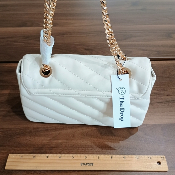 Chic Quilted White Soft Vegan Leather Shoulder Bag with Gold Chain - Picture 4 of 6